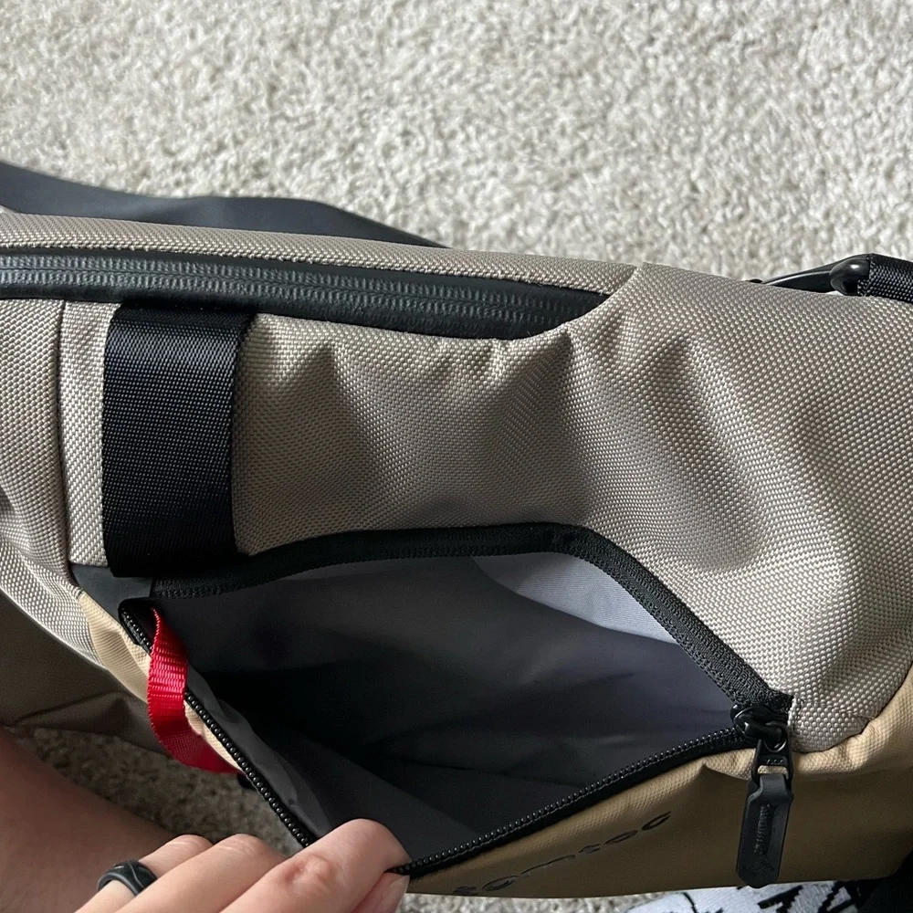 ⚪️TOMTOC: Men’s beige & gray NWOT crossbody travel sling bag w/compartments⚪️